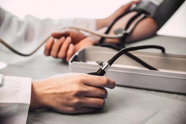 血压精准测量只需轻轻一按 海尔电子血压计贴心