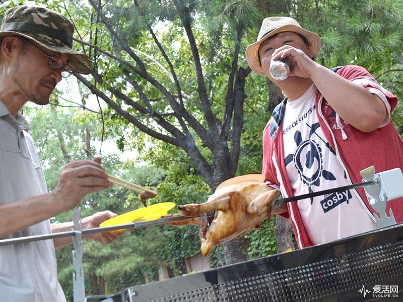 BBQ一整只鸡怎么烤？ 可360度自动旋转的BBQ烤肉机