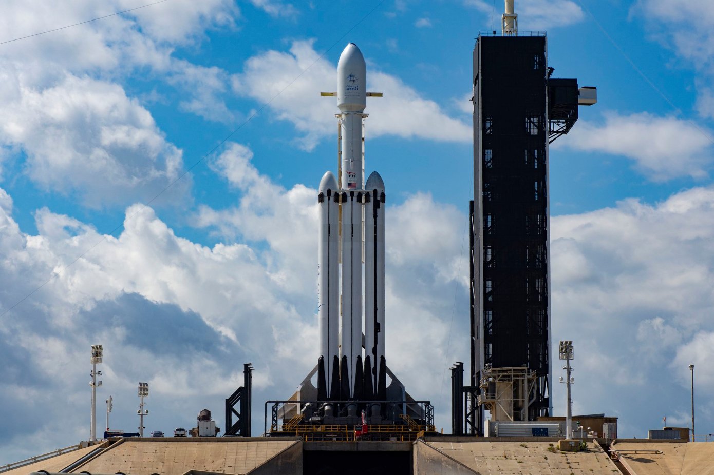 SpaceX 猎鹰重型火箭将执行月球任务：2023 年发射