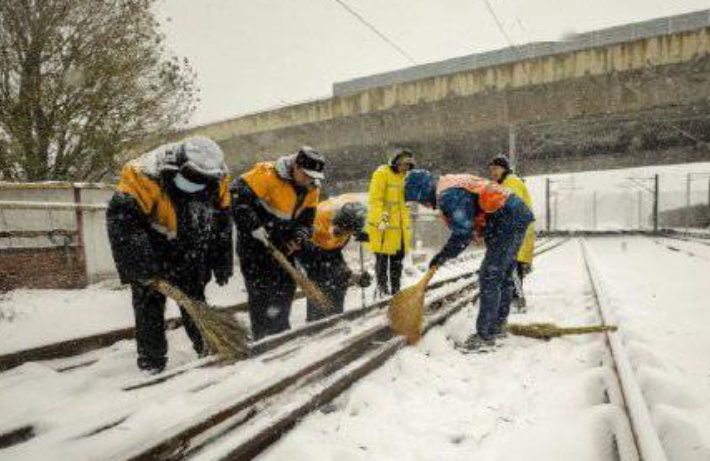应对降雪天气，铁路部门开展除雪作业