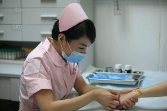 中国护士总量严重不足 网约护士试点会是水中捞