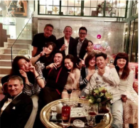 刘嘉玲豪宅开派对 众好友合影的照片舒淇在左下