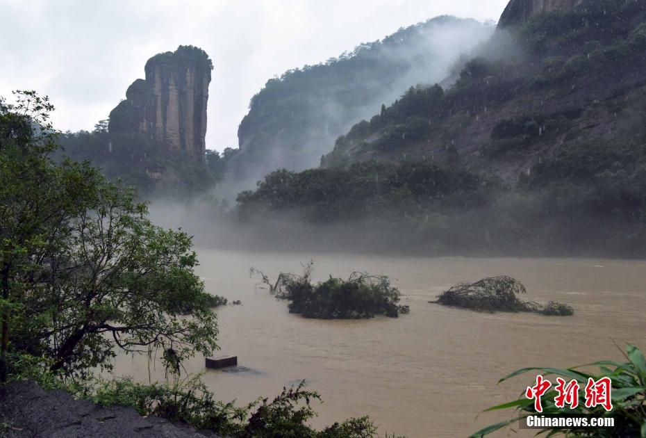 武夷山持继强降雨 启动防汛预案闭园退6千余张票