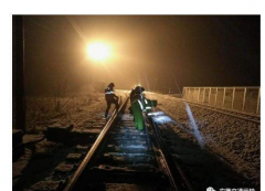铁路人的彻夜奋战 只为乘客的平稳出行