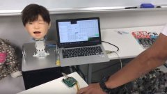 日本科学家研发会在表情上表现出疼痛的机器人