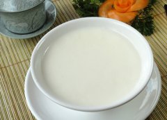 小鸡宝宝考考你煮牛奶时加糖,对它的营养成分有
