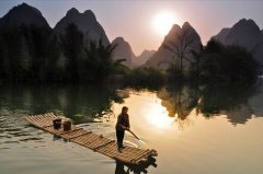 桂林的山水堪称一绝，其中桂林市的标志性山是