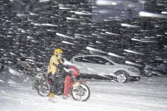黑龙江再迎暴风雪积雪已达34厘米 打在脸上如刀