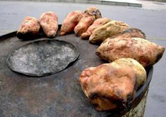 街边的烤红薯蚂蚁庄园 烤红薯有层褐色东西是刷