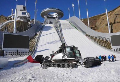 高山滑雪比赛中，如果选手错过了一个旗门需要