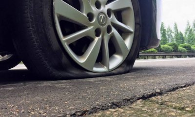 行车过程中如果发生爆胎，下列那种处理方式是