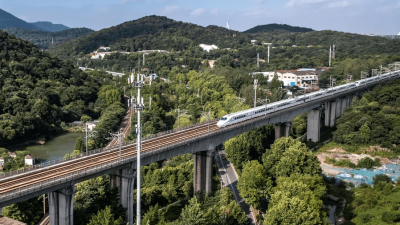 铁路坚守铁道前线，驰援上海抗疫