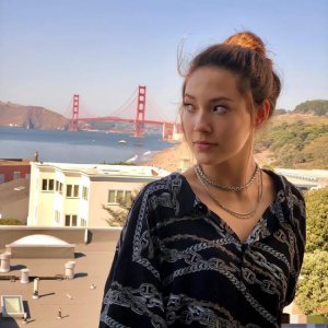 谷爱凌乘坐私人飞机离境赴美 前往纽约参加女性