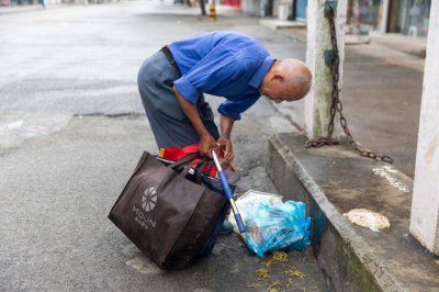 老人搭电梯捡垃圾被催缴2.8万元 老人搭电梯捡垃