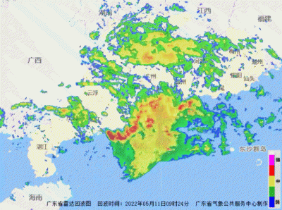 实拍广州暴雨积水漫入屋内 汽车驶过溅起巨大水