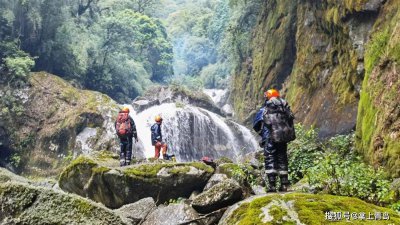 苍山13人差一两公里就到飞机坠毁地 已卫星电话