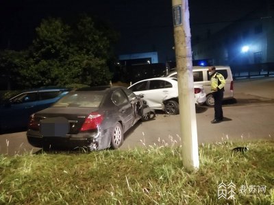 男子酒后连踹4辆豪车车损或超百万 库里南丝滑逃
