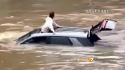 昆明女子驾车坠河不幸身亡 在河水中漂流几公里