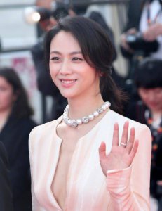 汤唯亮相戛纳红毯 已经完全是韩国娱乐圈风格了