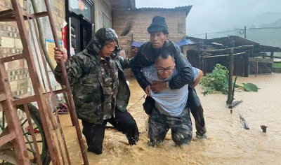 云南丘北暴雨牛被吓得又叫又跳 被称为天然氧吧