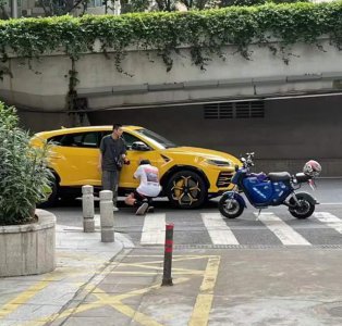 男子撞兰博基尼下跪求情后转头炫耀 着实让惊到