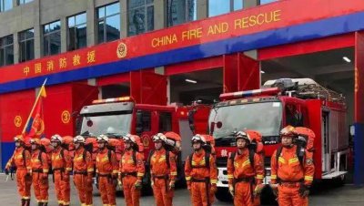 四川学生遇地震全班1秒钟避险 上演教科书式避险