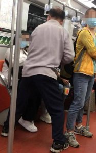 老人强拉女子让爱心座上海地铁回应 极具争议的