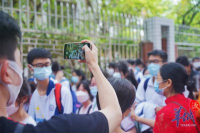 多地高考结束考生称英语比数学好考 有男生考完