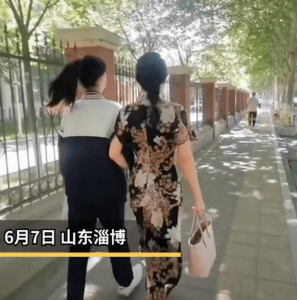 姐姐梳妈妈生前发型送妹妹高考 手牵手将亲妹妹