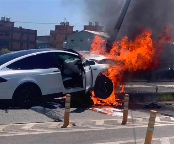 林志颖车祸瞬间视频 车燃烧3小时未熄灭！林志颖方发声明 接下来两三天是关键