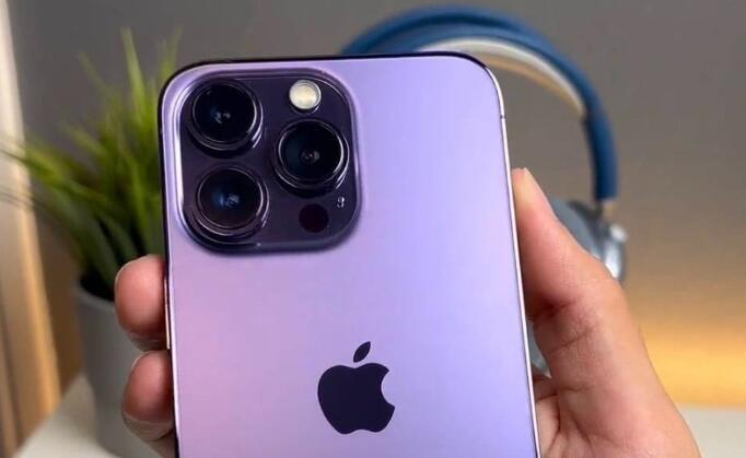 iPhone14Pro渐变紫 阳光不同角度下呈现出不同色调