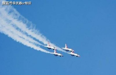 飞机飞过天空,有时会留下一道白烟,这其实是 蚂