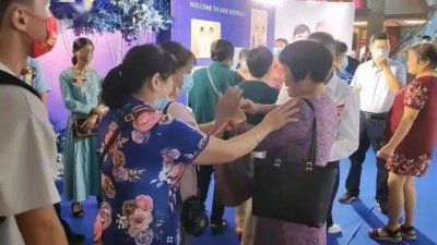 广东一婚宴不收礼金只撕红包一角 亲友到场就是