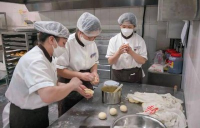 送子上北大的爸爸到北大做鸡蛋灌饼 店铺歇业喜