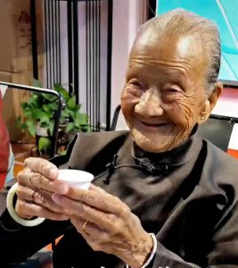 88岁儿子与110岁母亲手拉手逛茶会 88岁还有妈妈好