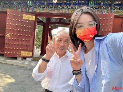 女孩回应辞职带84岁爷爷游中国 孙女：找到了兼