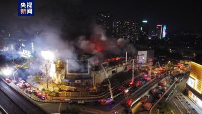 南京起火商场结构复杂正堵截火势 扑救已超7小时