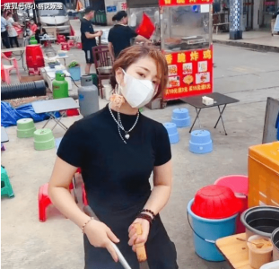 打扮精致出摊被质疑女摊主回应 精致妆容是种生