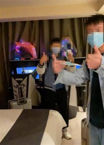 俩小伙隔离被分到电竞房高兴坏了 隔离不寂寞