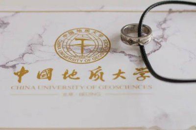 高校为毕业生量身定制宝石戒指 戒指盒是学士帽