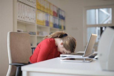 女生收集1年掉发绑成5厘米粗马尾 每天掉多少头