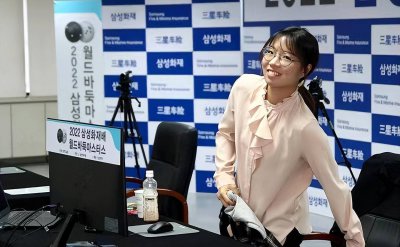 韩国女棋手把      男棋手直接下崩溃 现场痛哭并