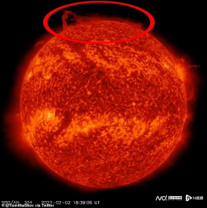 NASA拍到太阳北极一块断裂脱落 太阳怎么了？
