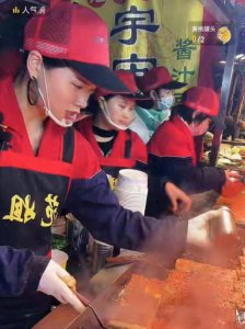 夜市卖土豆豆腐日赚上万元引质疑 小夫妻回应：