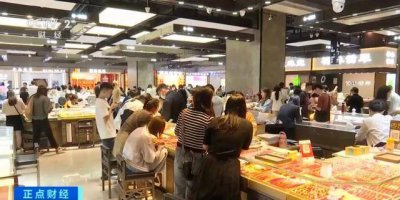 通宵排队、千人开抢！黄金珠宝卖场“一柜难求