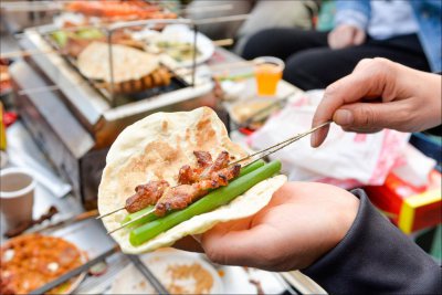 “持续高烧”的淄博烧烤 救了北京干餐饮的年轻