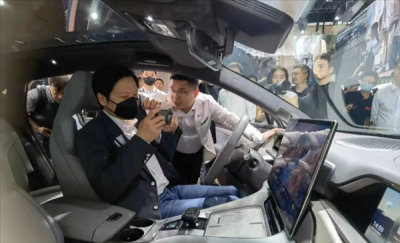 雷军现身比亚迪腾势、仰望展台 用小米13 Ultra狂