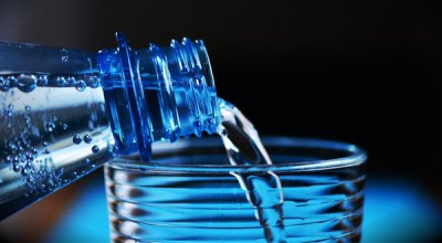 一瓶水卖出两个中国首富
