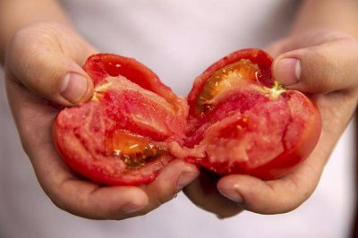 印度爆发“西红柿之乱” 吃不起西红柿助长了犯