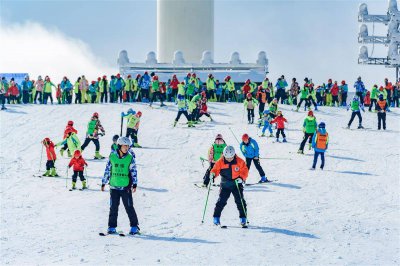 又到一年玩雪季!！湖北多个滑雪场“开板” 滑雪